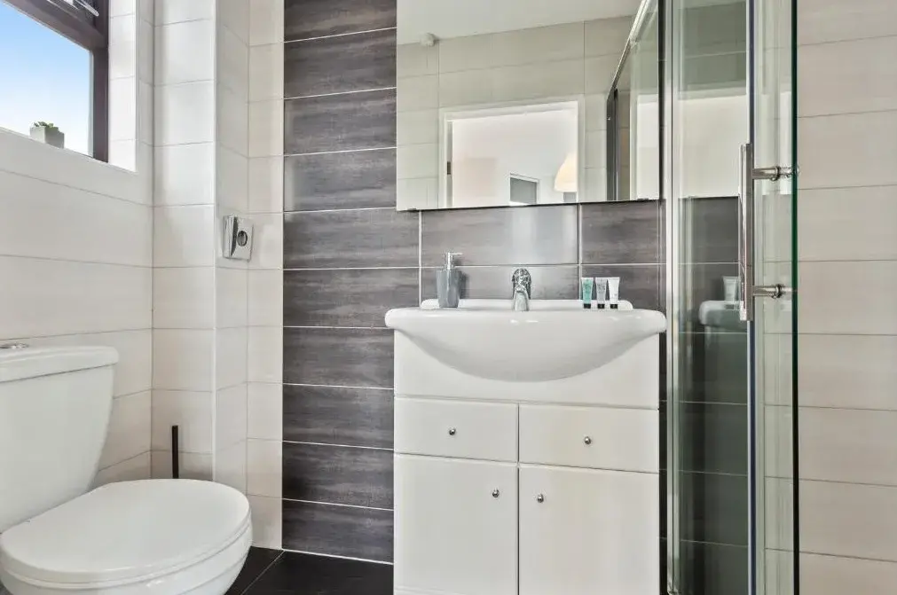 Ensuite bathroom with shower at River Rooms Nottingham
